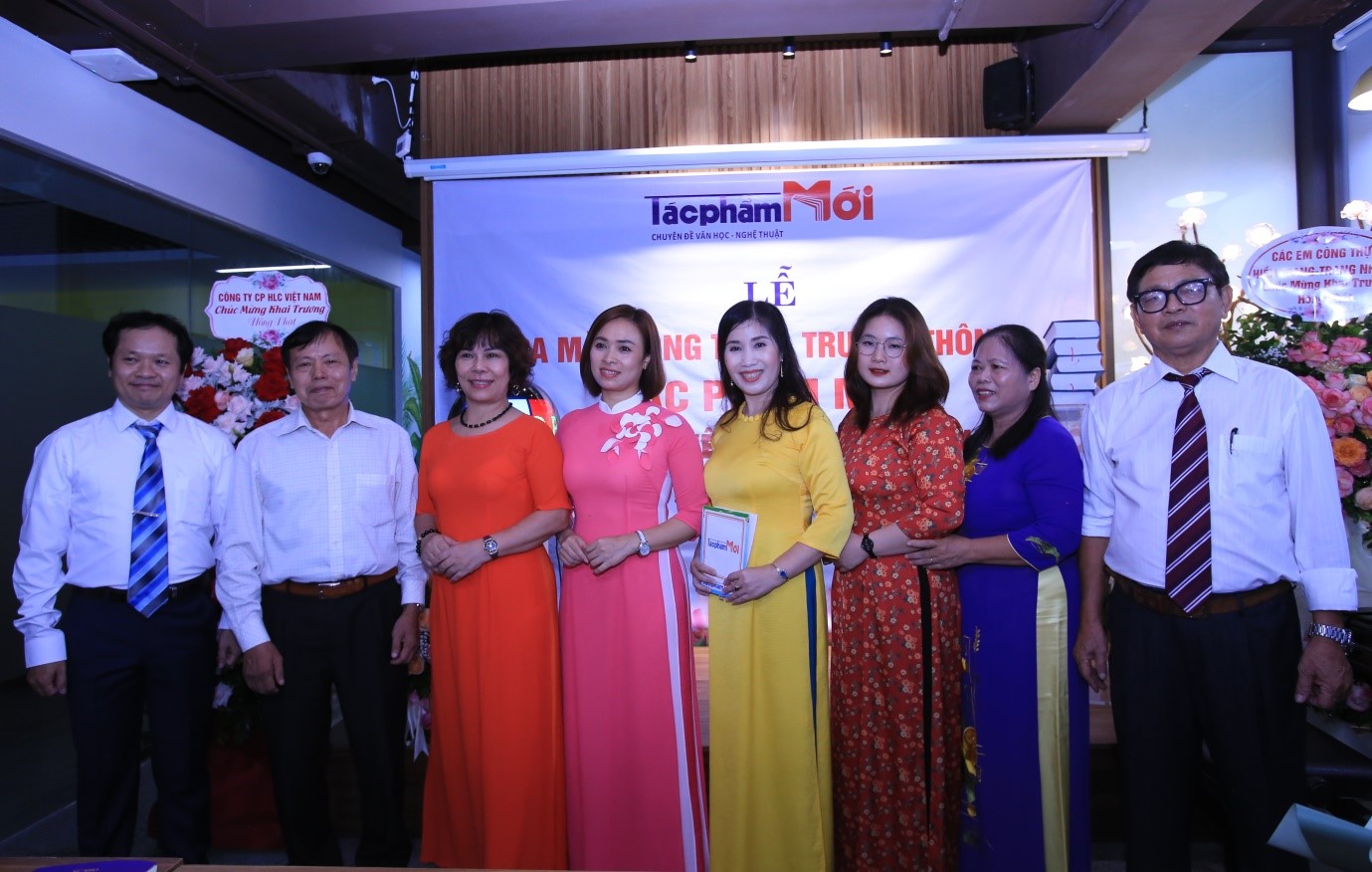 Ch&ugrave;m thơ của Ban bi&ecirc;n tập T&Aacute;C PHẨM MỚI